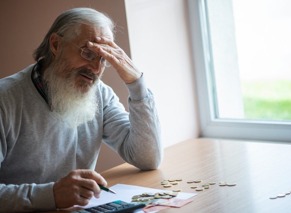 tempo de contribuição para aposentar - Idoso calculando aposentadoria