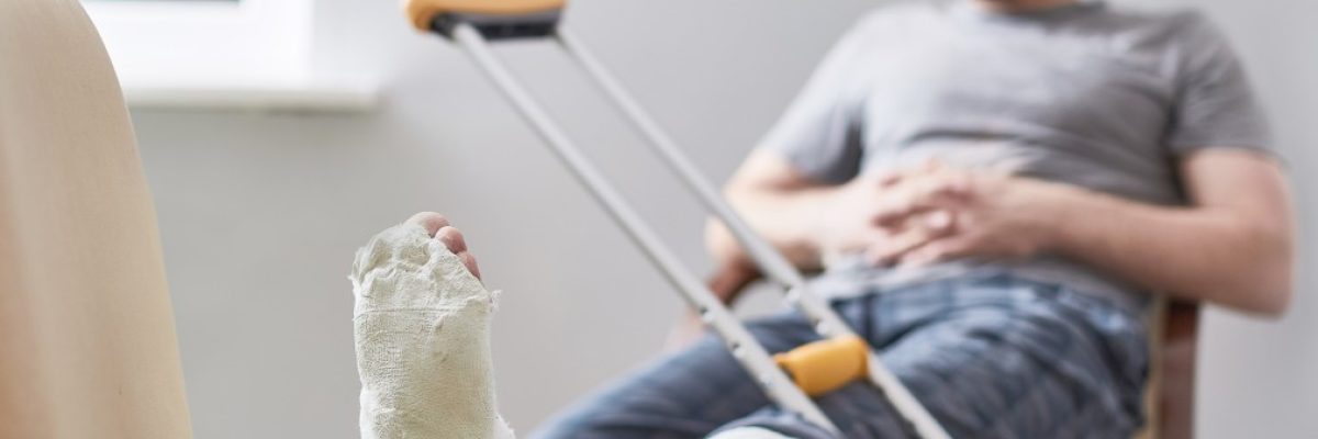 close-up-of-a-young-mans-plaster-leg-cast-and-after-a-running-injury-or-fall_t20_Ba7EGK